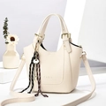 Cremeweiße Bucket Bag aus Leder mit Litschi-Struktur und geflochtenem Anhänger - L16 B11 H18 / Cremeweiß