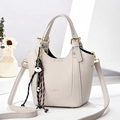 Sac à main minimaliste en cuir grainé beige avec logo Pedro et charme de clé tissé - L16 L11 H18 / Gris