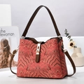 Elegante borsa a secchiello in jacquard rosso con manici in pelle marrone e chiusura oro - 24cmx12cmx20cm / Rosso Vino