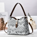 Borsa a secchiello retrò con trama a onde, manico marrone e dettagli dorati - 24cmx12cmx20cm / Nero