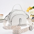 Sac bandoulière blanc matelassé à trois couches zippées et large bandoulière à motifs - Blanc