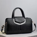 Elegante borsa nera a mano motivo coccodrillo con dettaglio V argento e tracolla regolabile - Nero