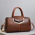 Borsa da donna in finta pelle marrone con motivo a coccodrillo e dettagli dorati - Marrone