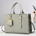 Vue détaillée du sac cabas gris avec grain litchi et accessoires dorés élégants - Gris