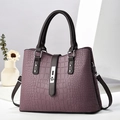 Elegante borsa a mano in finta pelle viola motivo coccodrillo con chiusura argentata - Viola