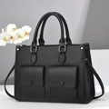 Borsa tote minimalista in pelle nera con doppie tasche frontali e dettagli dorati - Nero