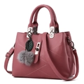 Dusty pink faux leather crossbody bag with lychee texture and leaf charm decoration - 29x13x21cm / Pink