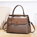 Braune Lederhandtasche mit Litschi-Textur, festem Griff und Smiley-Anhänger-Dekoration - Braun