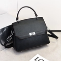 Klassische Handtasche aus schwarzem Leder mit Litschi-Maserung und Silberverschluss - 24*11*20CM / Schwarz