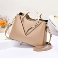 Sac à main élégant en cuir kaki avec poignées chat dorées et design en forme de V - Khaki
