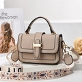 Beige Handtasche aus Kunstleder mit besticktem Gurt und goldener Metallschnalle - Khaki