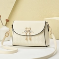 Beige Umhängetasche mit goldener Schwan-Schnalle und Perlen-Detail im Lifestyle-Stil - 20*8*15CM / Cremeweiß