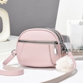 Sac bandoulière demi-lune rose en similicuir avec plusieurs zips et pompon décoratif - Violet