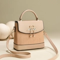 Sac bandoulière abricot élégant avec texture plissée et breloque cœur en perles - Khaki
