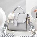 Elegante hellviolette Handtasche aus Kieselleder mit goldener Hardware und Schultergurt - Grau