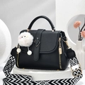 Mode Damenhandtasche aus schwarzem Leder mit gewebtem Gurt und Plüsch-Anhänger-Detail - Schwarz
