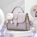 Elegante lila Handtasche mit Litschi-Muster, Plüsch-Anhänger und breitem Wellen-Gurt - Hellviolett