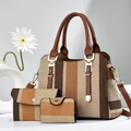 Set di tre pezzi di borse tote a righe intrecciate e pochette abbinate in pelle di lusso - Cachi