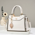 Elegante borsa a mano bianca con stampa coccodrillo e dettagli dorati su supporto - Bianco Sporco
