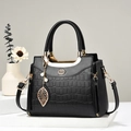 Elegante borsa nera trama coccodrillo con logo M dorato e ciondolo a foglia con perla - Nero