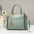 Elegante borsa a mano verde menta con trama a coccodrillo e ciondolo a foglia - Verde