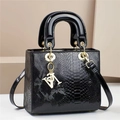 Klassische schwarze Henkeltasche aus strukturiertem Leder mit goldenen Metallanhängern - Schlangenmuster Schwarz