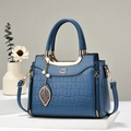 Borsa blu effetto coccodrillo con manico dorato e dettaglio pendente foglia di perla - Blu