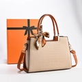Sac à main chic en croco crème avec lanières marron et un foulard en soie décoratif - Khaki