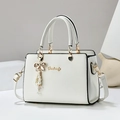 Elegante borsa a mano in pelle bianca testurizzata con logo dorato e ciondolo di perle - Bianco