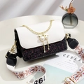 Bolso bandolera bicolor con lentejuelas, colgante de perlas y correa bordada con flores - Negro