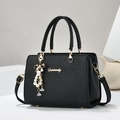 Elegante borsa a mano in pelle nera con logo dorato e ciondolo di perle da donna - Nero