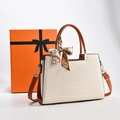 Sac à main blanc crème façon crocodile avec poignées brunes et foulard en soie décoratif - Blanc Cassé