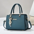 Borsa a mano da donna blu petrolio con finiture dorate e ciondolo di perle elegante - Blu