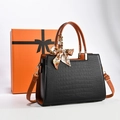 Sac à main noir motif crocodile avec anses rondes marron et foulard en soie à fleurs - Noir