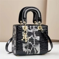 Sac à main chic avec motif serpent noir et blanc, finitions dorées et bandoulière - Motif Ongle Noir