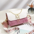 Bolso bandolera bicolor con colgante de gato y correa ancha bordada con flores - Rosa