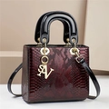 Sac à main bordeaux élégant avec motif crocodile et poignées noires brillantes - Motif Serpent Bordeaux