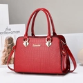 Sac à main rouge texture crocodile avec logo doré et bandoulière pour femme - Rouge