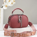 Roze crossbodytas van leer met brede schouderband en metalen beer hanger - Roze