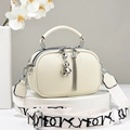 Beige crossbodytas met litchi-textuur, beertjeshanger en brede schouderriem - Off-wit