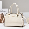 Sac à main élégant blanc cassé motif pierre avec logo doré et bandoulière réglable - Blanc