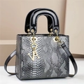 Sac à main motif serpent avec pendentif VA doré et poignées en cuir verni noir - Motif Serpent Argent