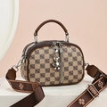 Sac à main monogramme tendance avec large bandoulière et breloque ours sur socle blanc - Style Grille Z Claire
