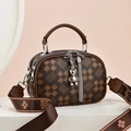 Sac à main marron à damier avec large bandoulière florale et pendentif ours mignon - Style FUUK / Café