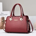 Borsa a mano minimalista bordeaux con stampa coccodrillo, manici in pelle e dettagli oro - Rosso Vino