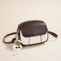 Bolso bandolera de retazos café y crema con dije de peluche y correa ajustable de moda - café
