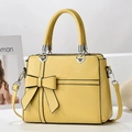 Bolso de mano amarillo limón con lazo de cuero, hebillas de corazón y acabado granulado - Amarillo