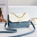 Bolso bandolera bicolor de moda con diseño acolchado, logo de ala y cadena fina - Azul/Acolchado