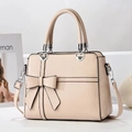 Bolso de mano elegante color beige con lazo, hebillas de metal de corazón y correa larga - Caqui