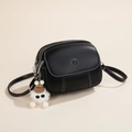 Zwarte leren crossbody tas met witte contraststiksels en een schattige pluche hanger - Zwart